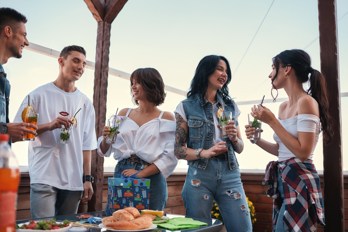 Alkohol a zdravý životný štýl: Ako vplýva pitie na spánok, diétu a fitness progres?