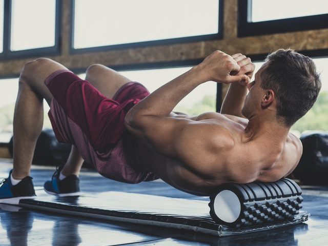 Foam roller a masážne pomôcky: Ako ich využiť pri rozcvičke a počas bežného dňa? 